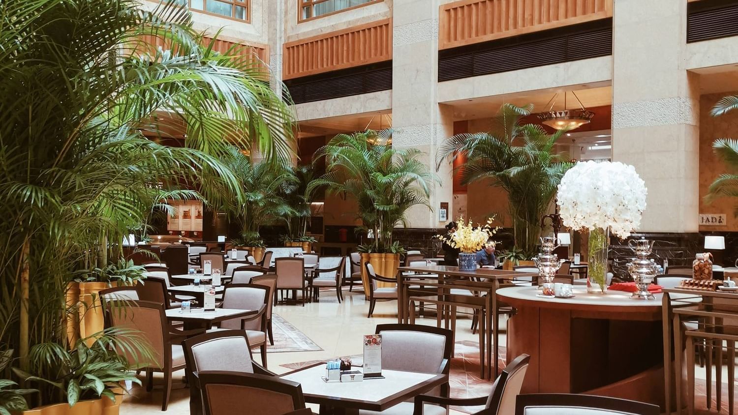 アフタヌーンティーの会場「The Courtyard」にいるスタッフへバウチャーをご提示ください